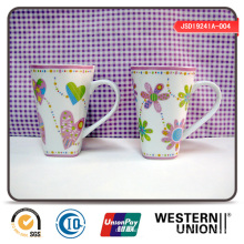 Caneca cerâmica cor-de-rosa com cabo para leite / café